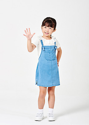 포토 JPG 스튜디오촬영 전신 응시 여자 행복 어린이라이프 어린이 포즈 운동화 모션 실내 손바닥 한명 서기 미소 웃음 누끼 사람 손짓 소녀 앞모습 캐주얼 손들기 유치원생 펼침 한국인 흰배경 멜빵치마 천진난만 소녀한명만 국내포토 1 라이프스타일 손 시선 옷 감정 뷰포인트 백그라운드 신발 컨셉 표정 동양인 내부 치마 흰색 멜빵 여자한명만 소녀만 파일형식