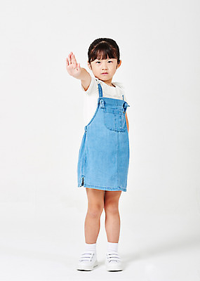 포토 JPG 스튜디오촬영 전신 응시 여자 행복 어린이라이프 어린이 포즈 운동화 모션 실내 손바닥 한명 서기 누끼 사람 손짓 소녀 앞모습 캐주얼 유치원생 한국인 금지 정지 손내밀기 흰배경 그만 멜빵치마 천진난만 소녀한명만 국내포토 1 라이프스타일 손 시선 옷 감정 뷰포인트 백그라운드 신발 컨셉 동양인 내부 치마 흰색 멜빵 여자한명만 소녀만 파일형식