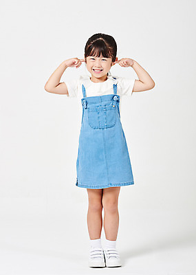 포토 JPG 스튜디오촬영 전신 여자 행복 어린이라이프 어린이 포즈 운동화 모션 실내 한명 서기 미소 웃음 누끼 사람 소녀 앞모습 캐주얼 유치원생 한국인 찡그림 귀막기 흰배경 멜빵치마 천진난만 소녀한명만 국내포토 1 라이프스타일 옷 감정 뷰포인트 신발 컨셉 표정 동양인 손짓 내부 치마 흰색 멜빵 여자한명만 소녀만 파일형식 잡화 컬러 하의 인종 생활 여자만 어린이만