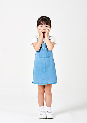 포토 JPG 스튜디오촬영 전신 여자 행복 어린이라이프 어린이 포즈 운동화 모션 실내 한명 서기 누끼 사람 손짓 소녀 앞모습 캐주얼 놀람 유치원생 만지기 한국인 볼 무서움 흰배경 멜빵치마 천진난만 소녀한명만 국내포토 1 라이프스타일 옷 감정 뷰포인트 백그라운드 신발 컨셉 표정 동양인 내부 신체부위 치마 흰색 멜빵 여자한명만 소녀만 파일형식
