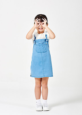 포토 JPG 스튜디오촬영 전신 응시 여자 행복 어린이라이프 어린이 포즈 운동화 모션 실내 한명 서기 미소 웃음 누끼 사람 손짓 소녀 앞모습 캐주얼 유치원생 한국인 흰배경 멜빵치마 베트맨 천진난만 소녀한명만 국내포토 1 라이프스타일 시선 옷 감정 뷰포인트 백그라운드 신발 컨셉 표정 동양인 내부 치마 흰색 멜빵 영웅 여자한명만 소녀만 파일형식