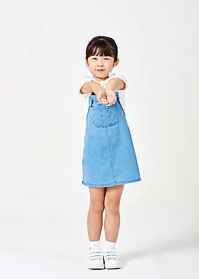 포토 JPG 스튜디오촬영 전신 응시 여자 행복 어린이라이프 어린이 포즈 운동화 모션 실내 한명 서기 누끼 사람 소녀 앞모습 캐주얼 유치원생 한국인 손내밀기 흰배경 손모으기 멜빵치마 천진난만 소녀한명만 국내포토 1 라이프스타일 시선 옷 감정 뷰포인트 백그라운드 신발 컨셉 동양인 손짓 내부 치마 흰색 멜빵 여자한명만 소녀만 파일형식
