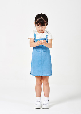 포토 JPG 스튜디오촬영 전신 응시 여자 행복 어린이라이프 어린이 포즈 운동화 모션 실내 고개숙이기 한명 서기 누끼 사람 소녀 앞모습 캐주얼 유치원생 한국인 소중 흰배경 손모으기 멜빵치마 천진난만 소녀한명만 국내포토 1 라이프스타일 시선 옷 감정 뷰포인트 백그라운드 신발 컨셉 숙이기 동양인 손짓 내부 치마 흰색 멜빵 여자한명만 소녀만 파일형식