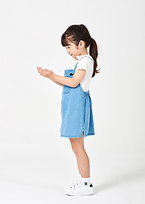 포토 JPG 스튜디오촬영 전신 응시 여자 행복 어린이라이프 어린이 포즈 운동화 모션 실내 한명 서기 누끼 사람 소녀 옆모습 캐주얼 유치원생 한국인 소중 흰배경 손모으기 멜빵치마 천진난만 소녀한명만 국내포토 1 라이프스타일 시선 옷 감정 뷰포인트 백그라운드 신발 컨셉 동양인 손짓 내부 치마 흰색 멜빵 여자한명만 소녀만 파일형식