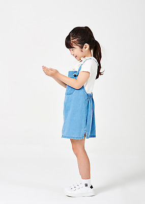 포토 JPG 스튜디오촬영 전신 응시 여자 행복 어린이라이프 어린이 포즈 운동화 모션 실내 한명 서기 미소 웃음 누끼 사람 손짓 소녀 옆모습 캐주얼 유치원생 한국인 소중 흰배경 손모으기 멜빵치마 천진난만 소녀한명만 국내포토 1 라이프스타일 시선 옷 감정 뷰포인트 백그라운드 신발 컨셉 표정 동양인 내부 치마 흰색 멜빵 여자한명만 소녀만 파일형식