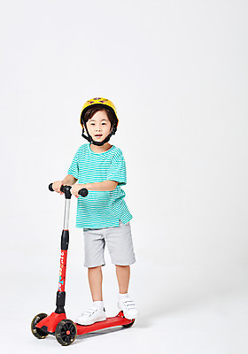 포토 JPG 스튜디오촬영 전신 응시 남자 어린이라이프 어린이 포즈 운동화 반바지 모션 실내 한명 서기 미소 누끼 사람 소년 취미 앞모습 캐주얼 놀이용품 유치원생 한국인 승차 헬멧 흰배경 천진난만 퀵보드 소년한명만 국내포토 1 라이프스타일 시선 옷 교통수단 뷰포인트 백그라운드 신발 컨셉 바지 표정 동양인 내부 흰색 보호장비 오브젝트 남자한명만 소년만 파일형식