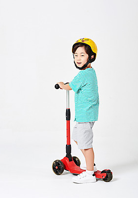 포토 JPG 스튜디오촬영 전신 응시 남자 어린이라이프 어린이 포즈 운동화 반바지 모션 실내 한명 서기 미소 누끼 사람 소년 취미 옆모습 캐주얼 놀이용품 유치원생 한국인 헬멧 흰배경 천진난만 퀵보드 소년한명만 국내포토 1 라이프스타일 시선 옷 교통수단 뷰포인트 백그라운드 신발 컨셉 바지 표정 동양인 내부 흰색 보호장비 오브젝트 남자한명만 소년만 파일형식