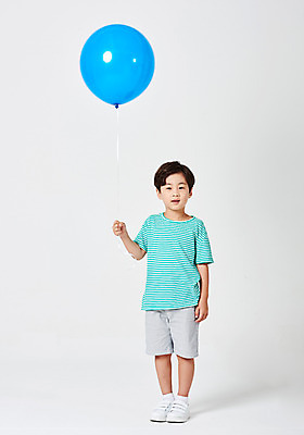 포토 JPG 스튜디오촬영 전신 응시 남자 행복 어린이라이프 어린이 포즈 운동화 반바지 모션 실내 한명 서기 들기 누끼 사람 이벤트 소년 앞모습 캐주얼 파란색 한개 유치원생 한국인 잡기 흰배경 풍선 천진난만 소년한명만 국내포토 1 라이프스타일 시선 옷 감정 뷰포인트 컬러 백그라운드 신발 컨셉 바지 동양인 내부 흰색 남자한명만 소년만 파일형식