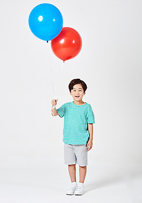 포토 JPG 스튜디오촬영 전신 응시 남자 행복 어린이라이프 어린이 포즈 운동화 반바지 모션 실내 한명 서기 미소 웃음 누끼 사람 이벤트 소년 앞모습 캐주얼 빨간색 파란색 유치원생 한국인 두개 잡기 흰배경 풍선 천진난만 소년한명만 국내포토 1 라이프스타일 시선 옷 감정 뷰포인트 컬러 백그라운드 신발 컨셉 2 바지 표정 동양인 내부 흰색 남자한명만 소년만 파일형식