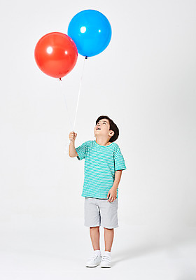 포토 JPG 스튜디오촬영 전신 응시 남자 행복 어린이라이프 어린이 포즈 운동화 반바지 모션 실내 한명 서기 미소 웃음 누끼 사람 이벤트 소년 앞모습 캐주얼 빨간색 파란색 유치원생 한국인 두개 올려보기 잡기 흰배경 풍선 천진난만 소년한명만 국내포토 1 라이프스타일 시선 옷 감정 뷰포인트 컬러 백그라운드 신발 컨셉 2 바지 표정 동양인 내부 흰색 남자한명만 소년만 파일형식