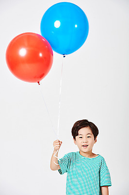 포토 JPG 스튜디오촬영 응시 남자 행복 어린이라이프 어린이 포즈 모션 실내 한명 서기 미소 웃음 들기 누끼 사람 이벤트 소년 상반신 앞모습 캐주얼 빨간색 파란색 유치원생 한국인 두개 흰배경 풍선 천진난만 소년한명만 국내포토 1 라이프스타일 시선 옷 감정 뷰포인트 컬러 백그라운드 컨셉 2 표정 동양인 내부 흰색 남자한명만 소년만 파일형식