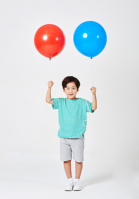 포토 JPG 스튜디오촬영 전신 응시 남자 행복 어린이라이프 어린이 포즈 운동화 반바지 모션 실내 한명 서기 미소 웃음 누끼 사람 이벤트 소년 앞모습 캐주얼 빨간색 파란색 유치원생 한국인 두개 잡기 흰배경 풍선 천진난만 소년한명만 국내포토 1 라이프스타일 시선 옷 감정 뷰포인트 컬러 백그라운드 신발 컨셉 2 바지 표정 동양인 내부 흰색 남자한명만 소년만 파일형식
