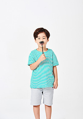 포토 JPG 스튜디오촬영 응시 남자 어린이라이프 어린이 포즈 모션 실내 한명 서기 미소 웃음 들기 누끼 사람 손짓 소년 상반신 앞모습 캐주얼 장난감 유치원생 한국인 콧수염 흰배경 천진난만 소년한명만 국내포토 1 라이프스타일 시선 옷 뷰포인트 백그라운드 컨셉 수염 표정 동양인 내부 흰색 남자한명만 소년만 파일형식