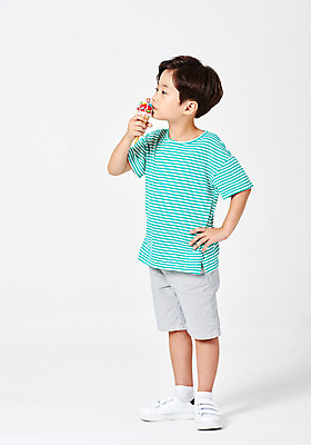 포토 JPG 스튜디오촬영 전신 남자 어린이라이프 어린이 허리손 포즈 운동화 반바지 모션 실내 한명 서기 누끼 사람 소년 옆모습 캐주얼 유치원생 한국인 먹기 흰배경 콘아이스크림 천진난만 소년한명만 국내포토 1 라이프스타일 옷 뷰포인트 백그라운드 신발 컨셉 바지 아이스크림 동양인 내부 흰색 남자한명만 소년만 파일형식