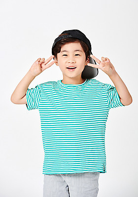포토 JPG 스튜디오촬영 모자 응시 남자 어린이라이프 어린이 포즈 모션 실내 한명 서기 미소 웃음 누끼 사람 손짓 소년 상반신 앞모습 캐주얼 유치원생 한국인 흰배경 브이 천진난만 소년한명만 국내포토 1 라이프스타일 시선 잡화 옷 뷰포인트 백그라운드 컨셉 표정 동양인 내부 흰색 남자한명만 소년만 파일형식