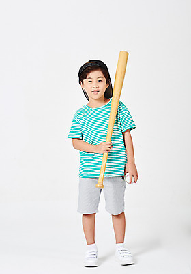 포토 JPG 스튜디오촬영 전신 응시 어린이교육 남자 어린이라이프 어린이 포즈 운동화 반바지 모션 실내 한명 서기 미소 웃음 들기 누끼 사람 소년 취미 앞모습 캐주얼 운동 유치원생 야구 한국인 야구방망이 잡기 야구공 흰배경 야구모자 천진난만 소년한명만 방과후 국내포토 모자_잡화 1 라이프스타일 시선 옷 교육 뷰포인트 백그라운드 신발 컨셉 바지 공 표정 건강 동양인 내부 구기 야구용품 흰색 남자한명만 소년만 파일형식