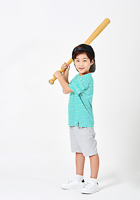 포토 JPG 스튜디오촬영 전신 응시 어린이교육 남자 어린이라이프 어린이 포즈 운동화 반바지 모션 실내 한명 서기 미소 웃음 누끼 사람 소년 취미 옆모습 캐주얼 운동 유치원생 야구 한국인 야구방망이 흰배경 야구모자 천진난만 소년한명만 방과후 국내포토 모자_잡화 1 라이프스타일 시선 옷 교육 뷰포인트 백그라운드 신발 컨셉 바지 표정 건강 동양인 내부 구기 야구용품 흰색 남자한명만 소년만 파일형식