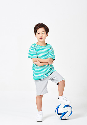 포토 JPG 스튜디오촬영 전신 응시 어린이교육 남자 행복 어린이라이프 어린이 포즈 운동화 반바지 축구공 모션 실내 한명 서기 미소 웃음 누끼 사람 소년 취미 앞모습 캐주얼 운동 팔짱 축구 유치원생 한국인 흰배경 다리들기 천진난만 소년한명만 방과후 국내포토 1 라이프스타일 시선 옷 교육 감정 뷰포인트 신발 컨셉 바지 공 축구용품 표정 건강 동양인 내부 구기 흰색 남자한명만 소년만 파일형식 스포츠용품 스포츠 컬러 하의 인종 생활 남자만 어린이만 오브젝트