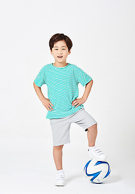 포토 JPG 스튜디오촬영 전신 응시 어린이교육 남자 행복 어린이라이프 어린이 허리손 포즈 운동화 반바지 축구공 모션 실내 한명 서기 미소 웃음 누끼 사람 소년 취미 앞모습 캐주얼 운동 축구 유치원생 한국인 흰배경 다리들기 천진난만 소년한명만 방과후 국내포토 1 라이프스타일 시선 옷 교육 감정 뷰포인트 백그라운드 신발 컨셉 바지 공 축구용품 표정 건강 동양인 내부 구기 흰색 남자한명만 소년만 파일형식