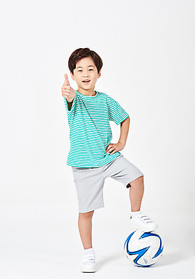 포토 JPG 스튜디오촬영 전신 응시 어린이교육 남자 행복 어린이라이프 어린이 허리손 포즈 운동화 반바지 축구공 모션 실내 한명 서기 미소 웃음 누끼 사람 손짓 소년 취미 앞모습 캐주얼 운동 축구 유치원생 한국인 최고 흰배경 다리들기 천진난만 소년한명만 방과후 국내포토 1 라이프스타일 시선 옷 교육 감정 뷰포인트 백그라운드 신발 컨셉 바지 공 축구용품 표정 건강 동양인 내부 구기 흰색 남자한명만 소년만 파일형식