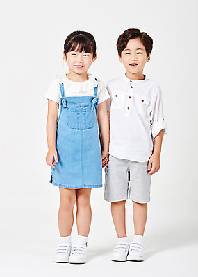 포토 JPG 스튜디오촬영 전신 응시 여자 남자 어린이라이프 어린이 포즈 운동화 남방 반바지 모션 실내 서기 미소 웃음 누끼 사람 손짓 소녀 소년 두명 앞모습 캐주얼 친구 손잡기 다정 유치원생 한국인 흰배경 멜빵치마 천진난만 어린이만 국내포토 라이프스타일 시선 옷 뷰포인트 백그라운드 신발 컨셉 셔츠 바지 관계 표정 동양인 내부 치마 흰색 멜빵 파일형식