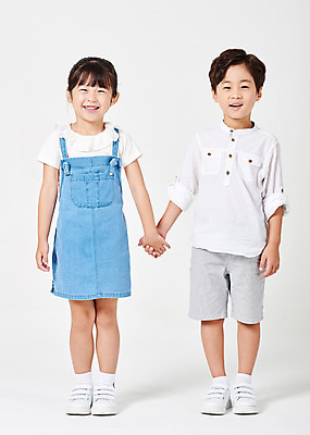 포토 JPG 스튜디오촬영 전신 응시 여자 남자 어린이라이프 어린이 포즈 운동화 남방 반바지 모션 실내 서기 미소 웃음 누끼 사람 손짓 소녀 소년 두명 앞모습 캐주얼 친구 손잡기 다정 유치원생 한국인 흰배경 멜빵치마 천진난만 어린이만 국내포토 라이프스타일 시선 옷 뷰포인트 백그라운드 신발 컨셉 셔츠 바지 관계 표정 동양인 내부 치마 흰색 멜빵 파일형식