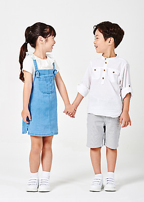 포토 JPG 스튜디오촬영 전신 응시 여자 남자 어린이라이프 어린이 포즈 운동화 티셔츠 남방 반바지 모션 실내 서기 미소 웃음 누끼 사람 손짓 소녀 소년 두명 앞모습 캐주얼 친구 마주보기 손잡기 다정 유치원생 한국인 흰배경 멜빵치마 천진난만 어린이만 국내포토 라이프스타일 시선 옷 뷰포인트 백그라운드 신발 컨셉 셔츠 바지 관계 표정 동양인 내부 치마 흰색 멜빵 파일형식