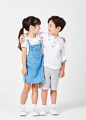 포토 JPG 스튜디오촬영 전신 응시 여자 남자 어린이라이프 어린이 포즈 운동화 티셔츠 남방 반바지 모션 어깨동무 실내 서기 미소 웃음 누끼 사람 손짓 소녀 소년 두명 앞모습 캐주얼 친구 마주보기 다정 유치원생 한국인 흰배경 멜빵치마 천진난만 어린이만 국내포토 라이프스타일 시선 옷 뷰포인트 백그라운드 신발 컨셉 셔츠 바지 관계 표정 동양인 내부 치마 흰색 멜빵 파일형식