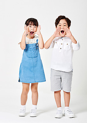 포토 JPG 스튜디오촬영 전신 응시 여자 남자 어린이라이프 어린이 포즈 운동화 티셔츠 남방 반바지 모션 실내 서기 누끼 사람 손짓 소녀 소년 두명 앞모습 캐주얼 친구 외침 유치원생 한국인 알림 흰배경 멜빵치마 천진난만 어린이만 국내포토 라이프스타일 시선 옷 뷰포인트 백그라운드 신발 컨셉 셔츠 바지 관계 동양인 내부 치마 소리 흰색 멜빵 파일형식