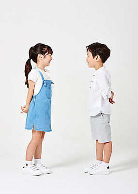 포토 JPG 스튜디오촬영 전신 응시 여자 남자 어린이라이프 어린이 포즈 운동화 티셔츠 남방 반바지 모션 실내 서기 미소 웃음 누끼 사람 손짓 소녀 소년 두명 옆모습 캐주얼 친구 마주보기 유치원생 한국인 흰배경 뒷짐 멜빵치마 천진난만 어린이만 국내포토 라이프스타일 시선 옷 뷰포인트 백그라운드 신발 컨셉 셔츠 바지 관계 표정 동양인 내부 치마 흰색 멜빵 파일형식