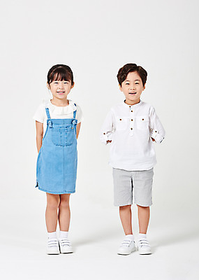 포토 JPG 스튜디오촬영 전신 응시 여자 남자 어린이라이프 어린이 포즈 운동화 티셔츠 남방 반바지 모션 실내 서기 미소 웃음 누끼 사람 손짓 소녀 소년 두명 앞모습 캐주얼 친구 유치원생 한국인 흰배경 뒷짐 멜빵치마 천진난만 어린이만 국내포토 라이프스타일 시선 옷 뷰포인트 백그라운드 신발 컨셉 셔츠 바지 관계 표정 동양인 내부 치마 흰색 멜빵 파일형식
