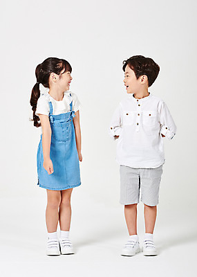포토 JPG 스튜디오촬영 전신 응시 여자 남자 어린이라이프 어린이 포즈 운동화 남방 반바지 모션 실내 서기 웃음 누끼 사람 손짓 소녀 소년 두명 앞모습 캐주얼 친구 마주보기 유치원생 한국인 즐거움 흰배경 멜빵치마 천진난만 어린이만 국내포토 라이프스타일 시선 옷 감정 뷰포인트 백그라운드 신발 컨셉 셔츠 바지 관계 표정 동양인 내부 치마 흰색 멜빵 파일형식