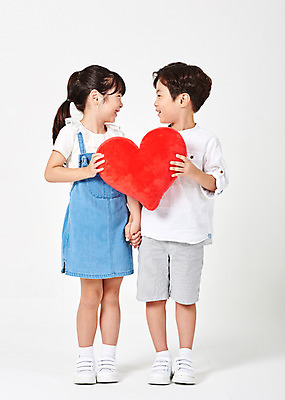 포토 JPG 스튜디오촬영 전신 응시 여자 남자 어린이라이프 어린이 포즈 운동화 남방 반바지 모션 실내 서기 미소 웃음 들기 누끼 사람 소녀 소년 두명 앞모습 캐주얼 친구 마주보기 손잡기 다정 유치원생 한국인 하트 즐거움 흰배경 하트쿠션 멜빵치마 천진난만 어린이만 국내포토 모양 라이프스타일 시선 옷 감정 뷰포인트 백그라운드 신발 컨셉 쿠션 셔츠 바지 관계 표정 동양인 내부 치마 흰색 멜빵 파일형식