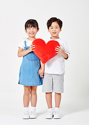 포토 JPG 스튜디오촬영 전신 응시 여자 남자 어린이라이프 어린이 포즈 운동화 남방 반바지 모션 실내 서기 미소 웃음 들기 누끼 사람 소녀 소년 두명 앞모습 캐주얼 친구 손잡기 다정 유치원생 한국인 하트 즐거움 흰배경 하트쿠션 멜빵치마 천진난만 어린이만 국내포토 모양 라이프스타일 시선 옷 감정 뷰포인트 백그라운드 신발 컨셉 쿠션 셔츠 바지 관계 표정 동양인 내부 치마 흰색 멜빵 파일형식