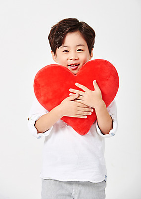 포토 JPG 스튜디오촬영 응시 남자 어린이라이프 어린이 포즈 남방 안기 모션 실내 한명 서기 미소 웃음 들기 누끼 사람 소년 상반신 앞모습 캐주얼 유치원생 한국인 하트 흰배경 하트쿠션 천진난만 소년한명만 국내포토 모양 1 라이프스타일 시선 옷 뷰포인트 백그라운드 컨셉 쿠션 셔츠 표정 동양인 내부 흰색 남자한명만 소년만 파일형식
