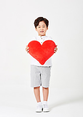 포토 JPG 스튜디오촬영 전신 응시 남자 어린이라이프 어린이 포즈 운동화 남방 반바지 모션 실내 한명 서기 미소 웃음 들기 누끼 사람 소년 앞모습 캐주얼 유치원생 한국인 흰배경 하트쿠션 천진난만 소년한명만 국내포토 1 라이프스타일 시선 옷 뷰포인트 백그라운드 신발 컨셉 쿠션 셔츠 바지 표정 동양인 내부 흰색 하트 남자한명만 소년만 파일형식