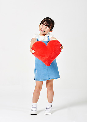 포토 JPG 스튜디오촬영 전신 응시 여자 행복 어린이라이프 어린이 포즈 운동화 모션 실내 한명 서기 미소 웃음 들기 누끼 사람 소녀 앞모습 캐주얼 유치원생 한국인 하트 흰배경 하트쿠션 멜빵치마 천진난만 소녀한명만 국내포토 모양 1 라이프스타일 시선 옷 감정 뷰포인트 백그라운드 신발 컨셉 쿠션 표정 동양인 내부 치마 흰색 멜빵 여자한명만 소녀만 파일형식
