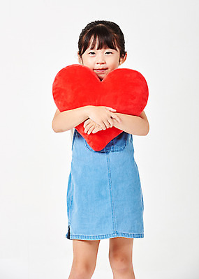 포토 JPG 스튜디오촬영 응시 여자 행복 어린이라이프 어린이 포즈 안기 모션 실내 한명 서기 들기 누끼 사람 소녀 상반신 앞모습 캐주얼 유치원생 한국인 하트 흰배경 하트쿠션 멜빵치마 천진난만 소녀한명만 국내포토 모양 1 라이프스타일 시선 옷 감정 뷰포인트 컨셉 쿠션 동양인 내부 치마 흰색 멜빵 여자한명만 소녀만 파일형식 잡화 컬러 하의 인종 생활 여자만 어린이만