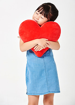 포토 JPG 스튜디오촬영 여자 행복 어린이라이프 어린이 포즈 안기 모션 실내 한명 서기 미소 웃음 들기 누끼 사람 소녀 상반신 앞모습 캐주얼 눈감음 유치원생 한국인 하트 흰배경 하트쿠션 멜빵치마 천진난만 소녀한명만 국내포토 모양 1 라이프스타일 옷 감정 뷰포인트 백그라운드 컨셉 쿠션 표정 동양인 내부 치마 흰색 멜빵 여자한명만 소녀만 파일형식