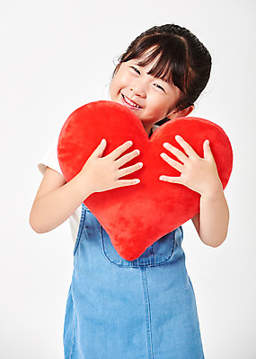 포토 JPG 스튜디오촬영 응시 여자 행복 어린이라이프 어린이 포즈 안기 모션 실내 한명 서기 미소 웃음 들기 누끼 사람 소녀 상반신 앞모습 캐주얼 유치원생 한국인 하트 흰배경 하트쿠션 멜빵치마 천진난만 소녀한명만 국내포토 모양 1 라이프스타일 시선 옷 감정 뷰포인트 백그라운드 컨셉 쿠션 표정 동양인 내부 치마 흰색 멜빵 여자한명만 소녀만 파일형식