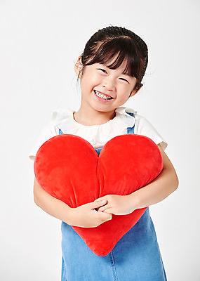 포토 JPG 스튜디오촬영 응시 여자 행복 어린이라이프 어린이 포즈 안기 모션 실내 한명 서기 미소 웃음 들기 누끼 사람 소녀 근접촬영 상반신 앞모습 캐주얼 유치원생 한국인 하트 흰배경 하트쿠션 멜빵치마 천진난만 소녀한명만 국내포토 모양 1 라이프스타일 시선 옷 감정 뷰포인트 백그라운드 컨셉 쿠션 표정 동양인 내부 치마 흰색 멜빵 여자한명만 소녀만 파일형식