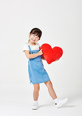 포토 JPG 스튜디오촬영 전신 응시 여자 행복 어린이라이프 어린이 포즈 운동화 모션 실내 한명 서기 미소 웃음 들기 누끼 사람 소녀 앞모습 캐주얼 유치원생 한국인 하트 흰배경 하트쿠션 멜빵치마 천진난만 소녀한명만 국내포토 모양 1 라이프스타일 시선 옷 감정 뷰포인트 백그라운드 신발 컨셉 쿠션 표정 동양인 내부 치마 흰색 멜빵 여자한명만 소녀만 파일형식