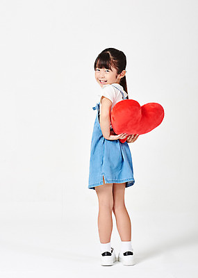 포토 JPG 스튜디오촬영 전신 응시 여자 행복 어린이라이프 어린이 포즈 운동화 모션 실내 한명 서기 미소 웃음 들기 누끼 사람 소녀 뒷모습 캐주얼 유치원생 한국인 하트 뒤돌아보기 흰배경 하트쿠션 멜빵치마 천진난만 소녀한명만 국내포토 모양 1 라이프스타일 시선 옷 감정 뷰포인트 백그라운드 신발 컨셉 쿠션 표정 동양인 내부 치마 흰색 멜빵 여자한명만 소녀만 파일형식