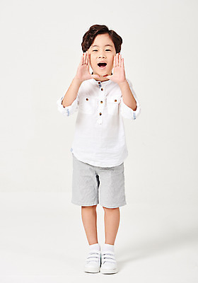 포토 JPG 스튜디오촬영 전신 응시 남자 어린이라이프 어린이 포즈 운동화 남방 반바지 모션 실내 한명 서기 미소 웃음 누끼 사람 손짓 소년 앞모습 캐주얼 외침 유치원생 한국인 알림 흰배경 천진난만 소년한명만 국내포토 1 라이프스타일 시선 옷 뷰포인트 백그라운드 신발 컨셉 셔츠 바지 표정 동양인 내부 소리 흰색 남자한명만 소년만 파일형식