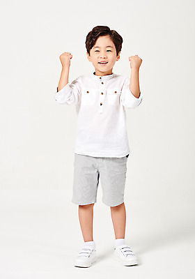 포토 JPG 스튜디오촬영 전신 응시 남자 어린이라이프 어린이 포즈 운동화 남방 반바지 모션 실내 한명 서기 미소 웃음 누끼 사람 손짓 소년 앞모습 캐주얼 손들기 파이팅 유치원생 한국인 자신감 흰배경 천진난만 소년한명만 국내포토 1 라이프스타일 시선 옷 감정 뷰포인트 신발 컨셉 셔츠 바지 표정 동양인 내부 흰색 남자한명만 소년만 파일형식 컬러 상의 하의 인종 생활 남자만 어린이만
