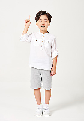 포토 JPG 스튜디오촬영 전신 응시 남자 어린이라이프 어린이 포즈 운동화 남방 반바지 모션 실내 한명 서기 미소 웃음 누끼 사람 손짓 소년 앞모습 캐주얼 손들기 유치원생 한국인 검지손가락 흰배경 천진난만 소년한명만 국내포토 1 라이프스타일 시선 옷 뷰포인트 백그라운드 신발 컨셉 셔츠 바지 손가락 표정 동양인 내부 흰색 남자한명만 소년만 파일형식