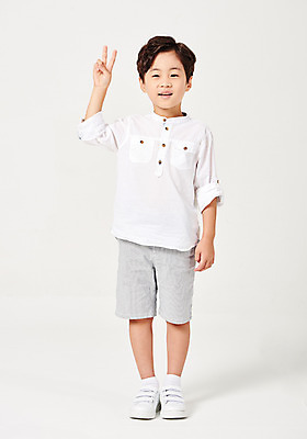 포토 JPG 스튜디오촬영 전신 응시 남자 어린이라이프 어린이 포즈 운동화 남방 2 반바지 모션 실내 한명 서기 미소 웃음 누끼 사람 손짓 소년 앞모습 캐주얼 손들기 유치원생 한국인 검지손가락 중지손가락 흰배경 천진난만 소년한명만 국내포토 1 라이프스타일 시선 옷 뷰포인트 백그라운드 신발 컨셉 셔츠 바지 손가락 표정 동양인 내부 흰색 남자한명만 소년만 파일형식