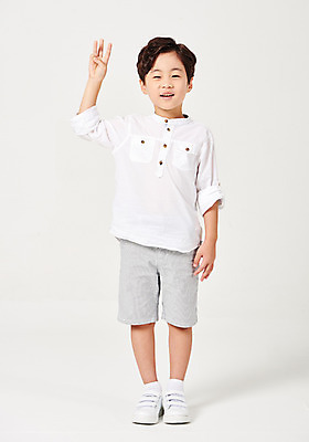 포토 JPG 스튜디오촬영 전신 응시 남자 어린이라이프 어린이 포즈 운동화 남방 반바지 손가락 모션 실내 한명 서기 미소 웃음 누끼 사람 손짓 소년 앞모습 캐주얼 손들기 유치원생 한국인 세개 흰배경 천진난만 소년한명만 국내포토 1 라이프스타일 손 시선 옷 뷰포인트 백그라운드 신발 컨셉 셔츠 바지 표정 3 동양인 내부 흰색 남자한명만 소년만 파일형식