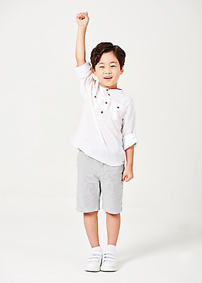 포토 JPG 스튜디오촬영 전신 응시 남자 어린이라이프 어린이 포즈 운동화 남방 반바지 모션 실내 한명 서기 미소 웃음 누끼 사람 손짓 소년 앞모습 캐주얼 손들기 유치원생 한국인 발표 흰배경 천진난만 소년한명만 국내포토 1 라이프스타일 시선 옷 뷰포인트 백그라운드 신발 컨셉 셔츠 바지 표정 동양인 내부 흰색 남자한명만 소년만 파일형식