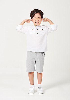 포토 JPG 스튜디오촬영 전신 남자 어린이라이프 어린이 포즈 운동화 남방 반바지 모션 실내 한명 서기 웃음 누끼 사람 소년 앞모습 캐주얼 눈감음 유치원생 한국인 찡그림 귀막기 흰배경 천진난만 소년한명만 국내포토 1 라이프스타일 옷 뷰포인트 백그라운드 신발 컨셉 셔츠 바지 표정 동양인 손짓 내부 흰색 남자한명만 소년만 파일형식